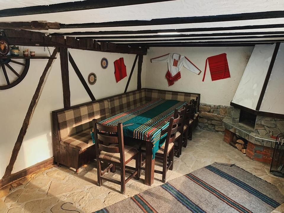 Карамановите Къщи Apriltsi  Esterno foto